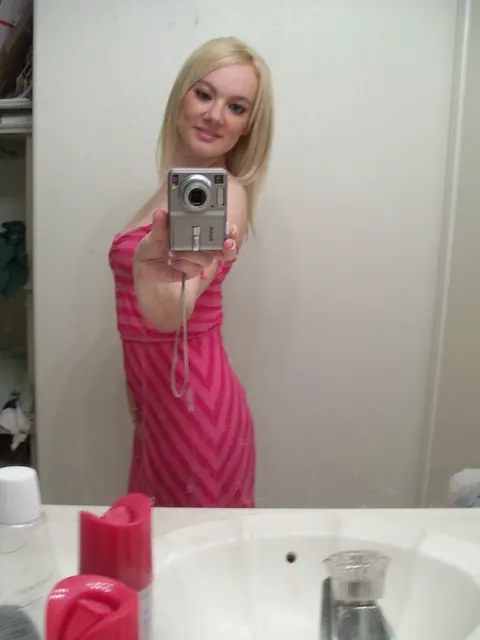 Blonde Amateur Shows Her Big Tits in a Mirror Selfie – photo 3 of 21