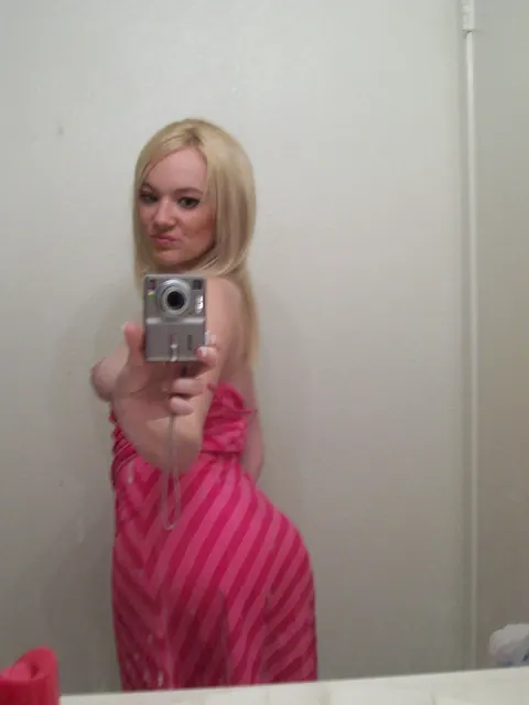 Blonde Amateur Shows Her Big Tits in a Mirror Selfie – photo 8 of 21