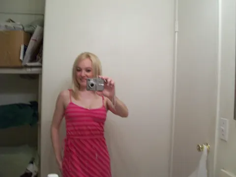 Blonde Amateur Shows Her Big Tits in a Mirror Selfie – photo 1 of 21