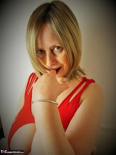Posh Sophia: Blonde MILF Strips Off Her Lingerie and Puts On Face Mask – photo 17 of 20