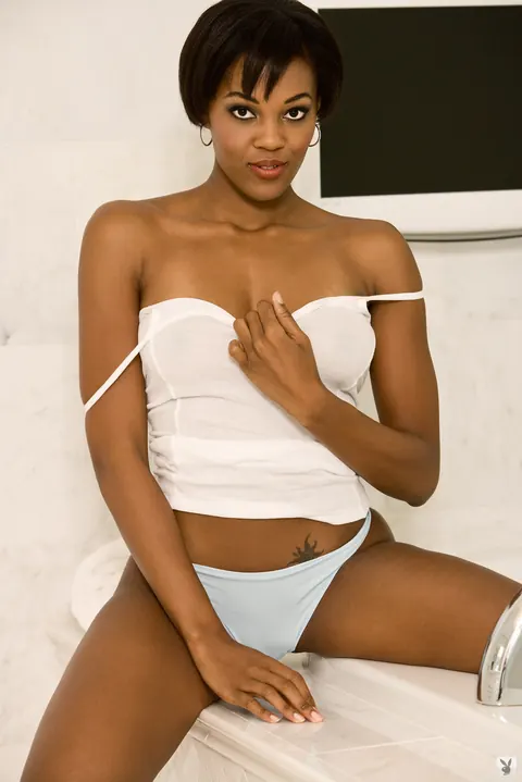 Chernise Yvette: Tall Ebony MILF Strips and Spreads Her Pussy – photo 5 of 16