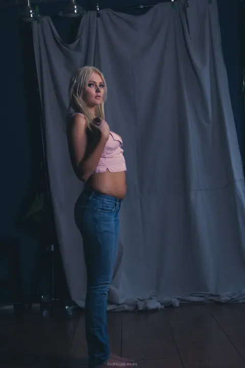Blonde Shows Cleavage in Jeans and Flashes Her Ass – photo 13 of 21