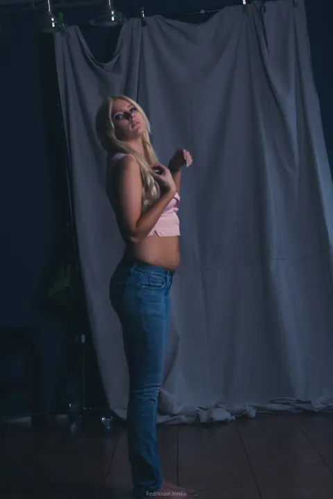 Blonde Shows Cleavage in Jeans and Flashes Her Ass – photo 12 of 21