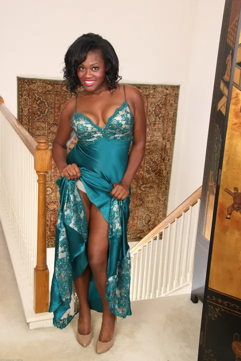 Ebony MILF with Big Tits Strips and Spreads Her Pussy – photo 3 of 21