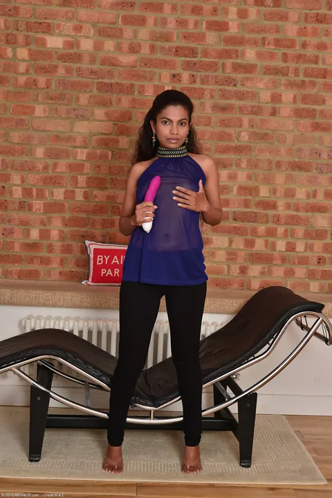 Alishaaa Mae: Ebony Brunette Undresses and Masturbates with a Dildo – photo 3 of 21