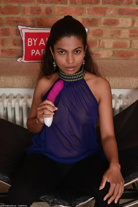 Alishaaa Mae: Ebony Brunette Undresses and Masturbates with a Dildo – photo 2 of 21