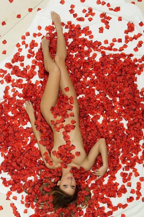 Uma Jolie: Brunette Undresses and Spreads Amid Rose Petals – photo 1 of 15