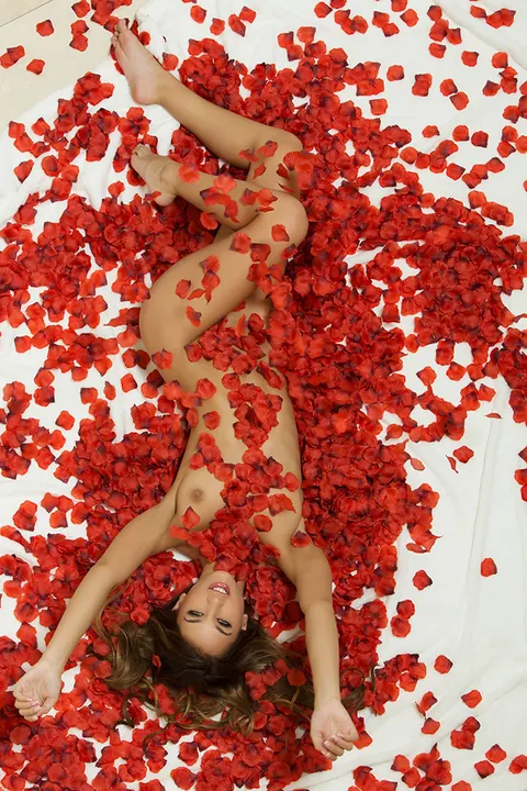 Uma Jolie: Brunette Undresses and Spreads Amid Rose Petals – photo 3 of 15