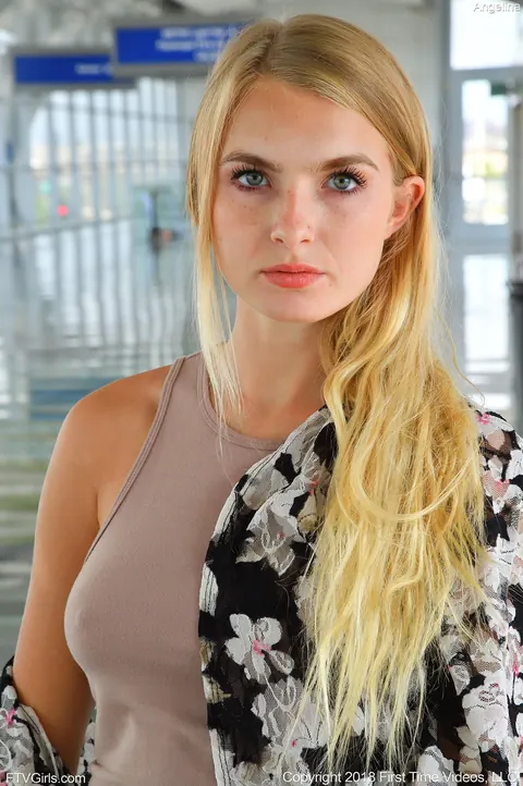 Hanna Hawthorne: Blonde in a Tight Dress Flashes Outdoors – photo 20 of 20