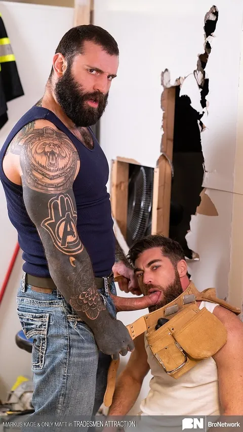 Two Men Kiss and Fuck Bareback to a Facial – photo 9 of 21