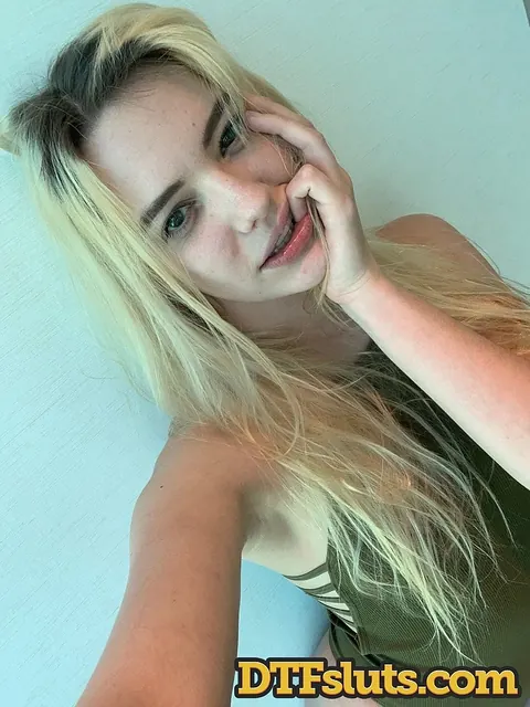 Kenna James: Skinny Blonde Strips and Spreads Her Pussy in a Selfie – photo 2 of 16