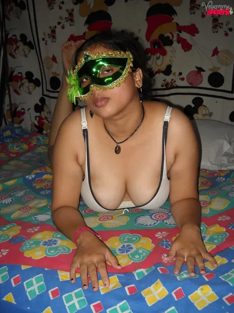 Curvy Indian MILF with Big Tits Strips and Spreads Her Pussy – photo 8 of 10