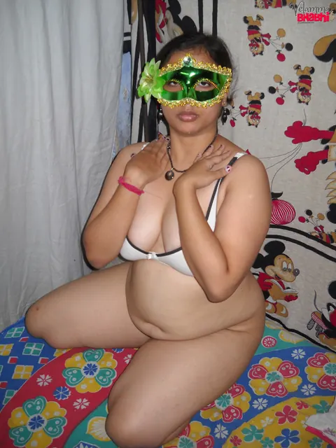 Curvy Indian MILF with Big Tits Strips and Spreads Her Pussy – photo 3 of 10