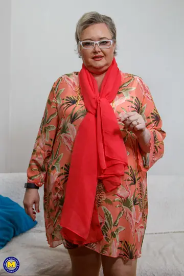 Mature European BBW in Glasses Toys Herself with a Dildo