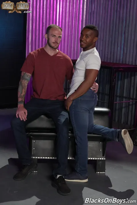 Interracial Men Kiss and Fuck Missionary – photo 13 of 21