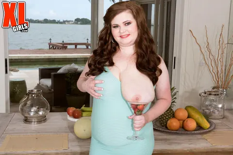 Savana Blue: Curvy Brunette MILF Shows Her Big Natural Tits on the Kitchen Table – photo 3 of 16