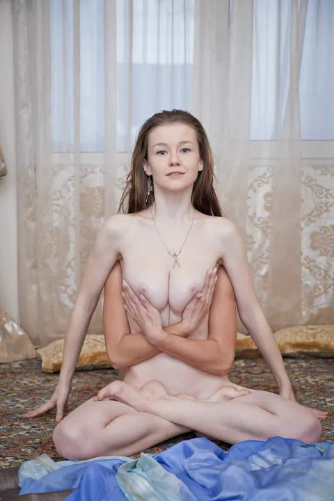 Emily Bloom: Busty Brunette Gymnast Poses Naked on the Mats – photo 9 of 21
