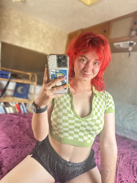 BBW in Shorts Poses for a Selfie Showing Her Curves – photo 6 of 14