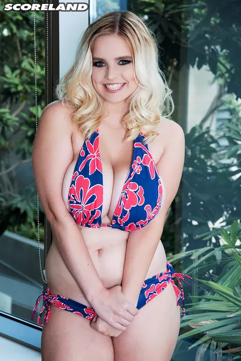 Codi Vore: Blonde BBW Oils Her Natural Tits in a Bikini and Heels – photo 5 of 16
