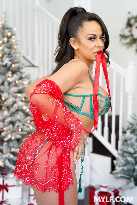 Kiki Klout: Busty Latina MILF Undresses Outdoors for a Christmas Blowjob – photo 2 of 21
