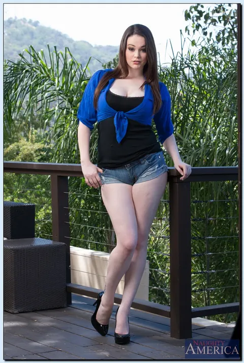 Tessa Lane: Tattooed BBW Strips Out of Her Jean Shorts Outdoors – photo 1 of 16