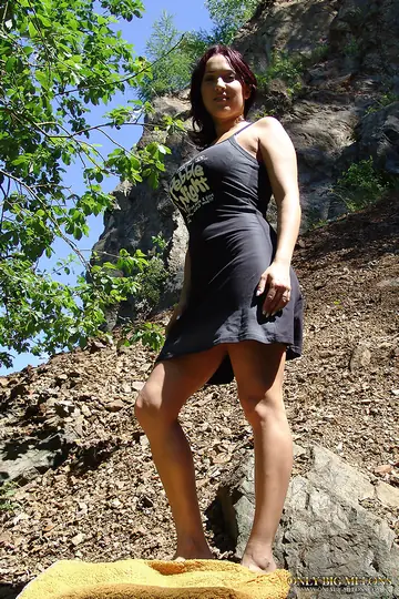 Lea Magic – Thick Czech MILF Fingers Her Pussy Outdoors in Panties