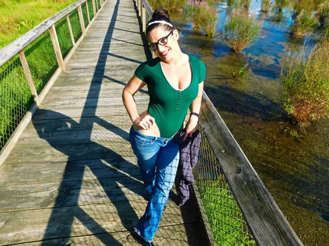 Sammi Starfish: Brunette MILF Poses in Jeans Showing Her Big Natural Tits – photo 1 of 15
