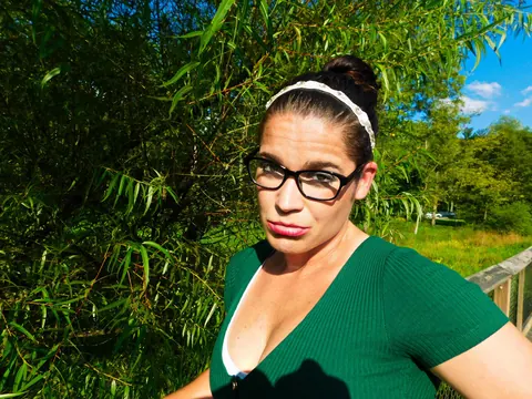 Sammi Starfish: Brunette MILF Poses in Jeans Showing Her Big Natural Tits – photo 11 of 15
