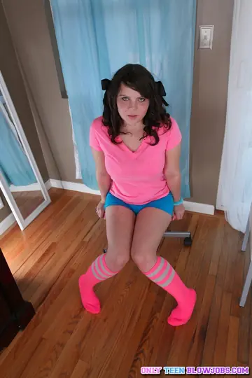 Phoenix Desire – Thick Brunette in Panties Gives a Blowjob and Takes a Facial