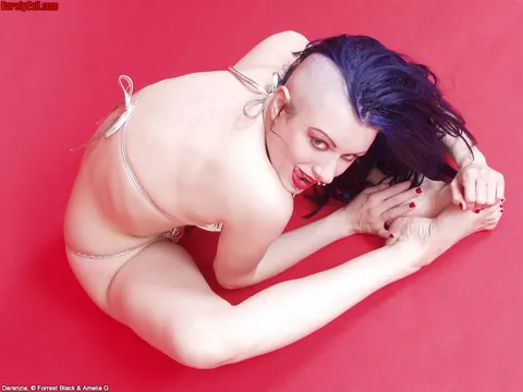 Darenzia: Pale PAWG Removes Her Bikini Top and Shows Off Her Big Ass – photo 7 of 16