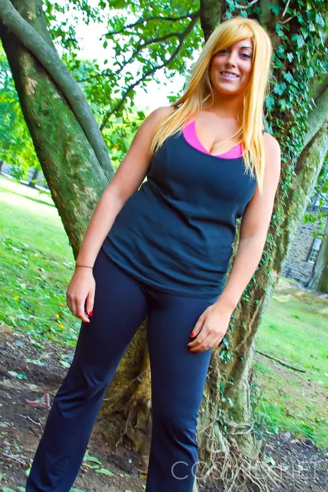 Tasha Cole: Busty Blonde BBW Poses Outdoors in Yoga Pants – photo 2 of 16