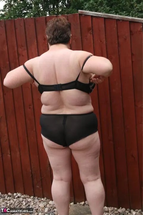 Kinky Carol: Curvy British MILF Strips Out of Her Bikini in Heels Outdoors – photo 2 of 16