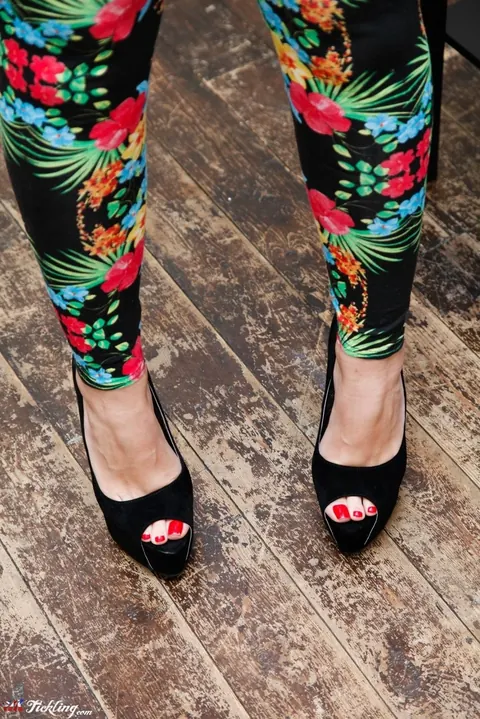 Sarah Jayne: British Redhead Shows Her Feet in Yoga Pants and Heels – photo 8 of 12