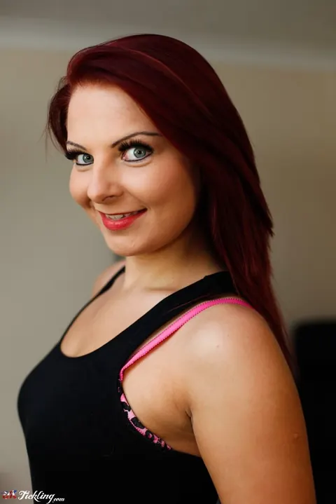 Sarah Jayne: British Redhead Shows Her Feet in Yoga Pants and Heels – photo 10 of 12