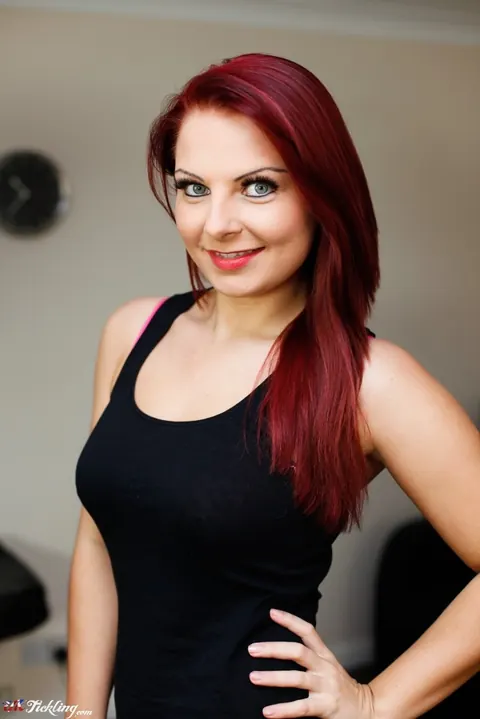 Sarah Jayne: British Redhead Shows Her Feet in Yoga Pants and Heels – photo 12 of 12