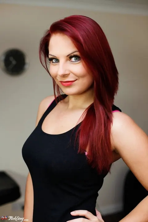 Sarah Jayne: British Redhead Shows Her Feet in Yoga Pants and Heels – photo 11 of 12