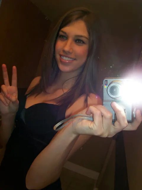 Tiffany Thompson: Curly Brunette in Yoga Pants Poses for Mirror Selfies – photo 19 of 20