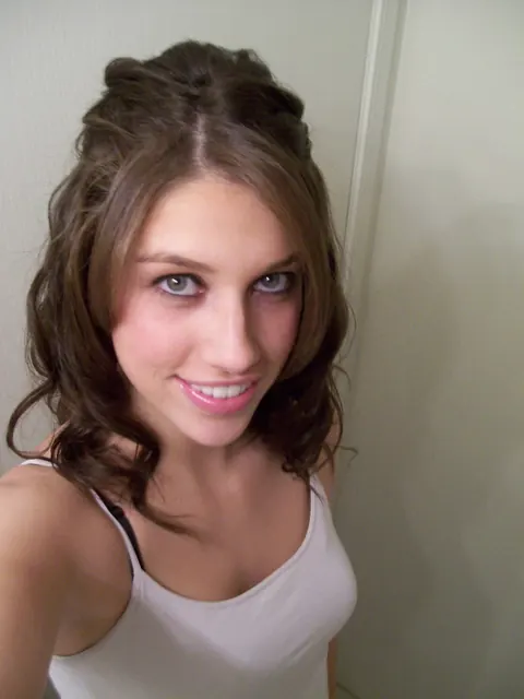Tiffany Thompson: Curly Brunette in Yoga Pants Poses for Mirror Selfies – photo 4 of 20