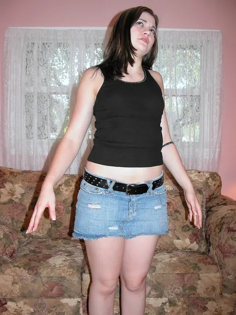 Naomi Russell: Thick Brunette Does a Casting Striptease Outdoors – photo 4 of 20