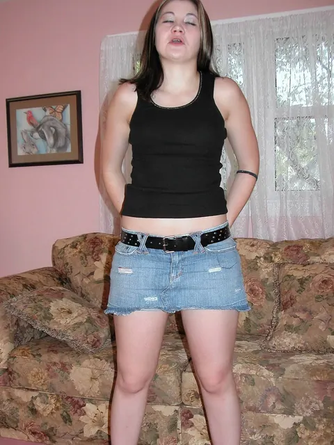 Naomi Russell: Thick Brunette Does a Casting Striptease Outdoors – photo 5 of 20