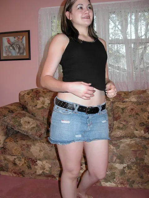 Naomi Russell: Thick Brunette Does a Casting Striptease Outdoors – photo 8 of 20