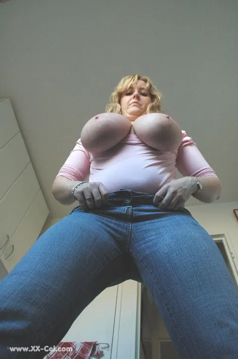 Blonde BBW in Jeans Spreads Her Legs Wide – photo 11 of 20