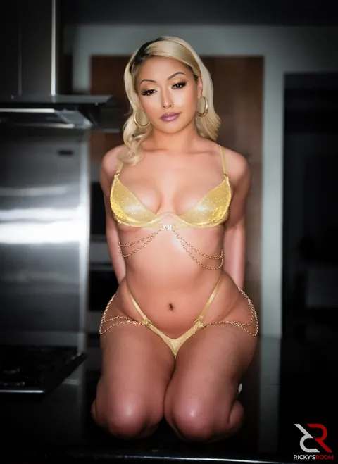 Blonde PAWG Poses in a Bikini and Heels – photo 17 of 20