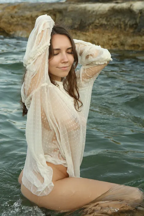 Brunette Spreads Her Hairy Pussy on a Beach – photo 2 of 21