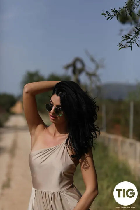 Sarah Long: Slim British Brunette Strips Out of Her Dress Outdoors – photo 4 of 21