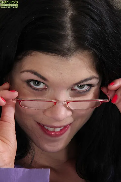 Veronica Stewart: Thick Brunette MILF Spreads Her Shaved Pussy in Stockings and Glasses – photo 1 of 16