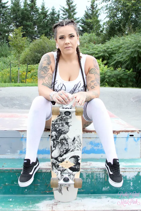 BBW Poses Outdoors in Stockings and Shorts – photo 5 of 16