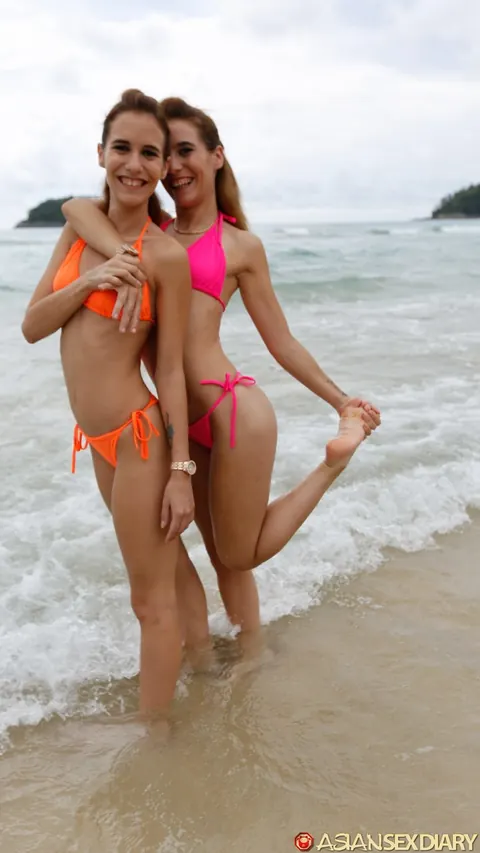 Nikki Fox: Brunette in a Bikini Gives a Blowjob on the Beach – photo 8 of 21