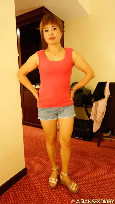Chinese MILF Gets Fucked Missionary Style in a Hotel – photo 16 of 20