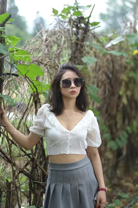 Woman Undresses and Turns to Display Her Figure – photo 8 of 21